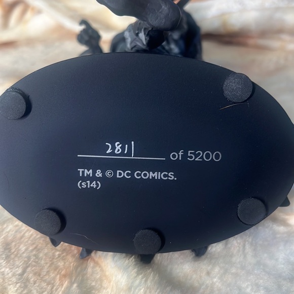 Zombie Batman statue - Picture 8 of 9